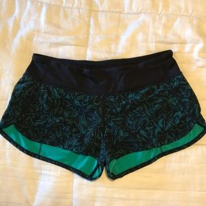 Lululemon Speed Up Low-Rise Short 2.5" Size 6